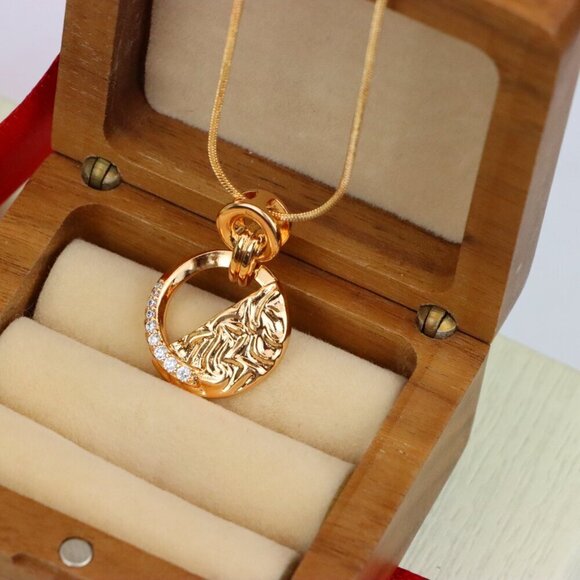 "Textured Circle Rose Gold Pendant with Crystals, XPPT1583 - Picture 5 of 13